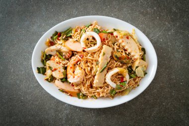 Anında baharatlı erişte salatası ve karışık et. Asya yemeği tarzı.