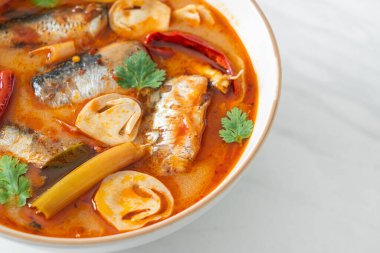 Tom Yum baharatlı çorbada uskumru konservesi - Asya usulü