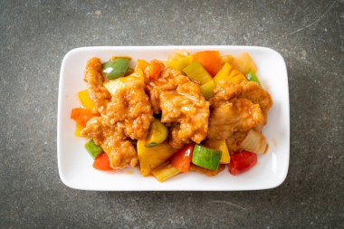 Kızarmış tatlı ve ekşi sosla domuz ve sebzeyi karıştır.