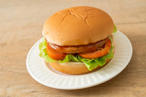 Burger Poulet Avec Sauce Sur Assiette Blanche — Photo