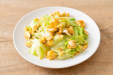 Ev yapımı kızarmış lahana ve tabakta yumurta.