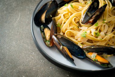Linguine spagetti makarna vongole beyaz şarap sosu İtalyan deniz ürünleri makarna ve midye