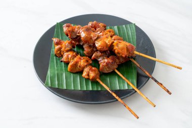 Izgara tavuk şişi, Asya sokak yemeği tarzı.