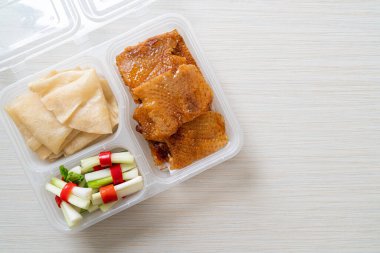 Teslimat kutusunda Pekin Ördeği - Çin yemeği tarzı