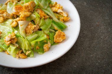 Ev yapımı kızarmış lahana ve tabakta yumurta.