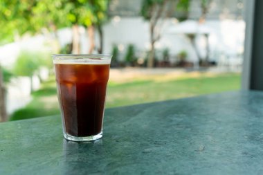 Kahve dükkanı ve restoranda buzlu americano kahve bardağı.