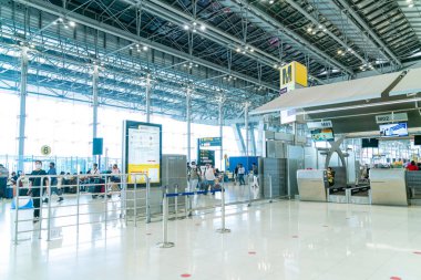 Bangkok, Tayland - 23 Mayıs 2022: Bangkok Suvarnabhumi havaalanı yolcuları Coronavirus 'tan gelen tıbbi maskeli turist ve yolcu.