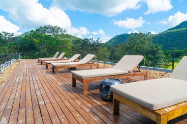 Dağ tepeli güneş yatağı ve güneş banyosu için mavi gökyüzü arka planı