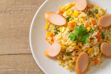 Sosisli pilav ve karışık sebze.