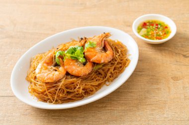 Güveçte veya fırında karides ve cam erişte veya vermicelli karides.
