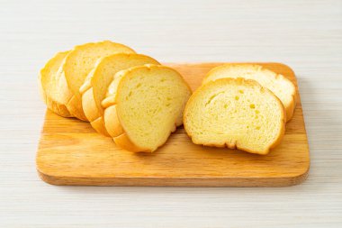 Tahtada dilimlenmiş patates ekmeği.