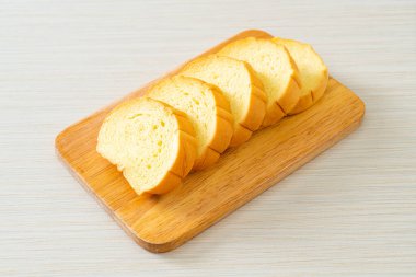 Tahtada dilimlenmiş patates ekmeği.