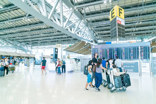 Bangkok, Tayland - 23 Mayıs 2022: Bangkok Suvarnabhumi havaalanı yolcuları Coronavirus 'tan gelen tıbbi maskeli turist ve yolcu.