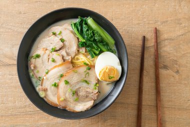 Domuz etli ve yumurtalı erişte çorbası ya da Tonkotsu eriştesi Japon yemeği tarzı.