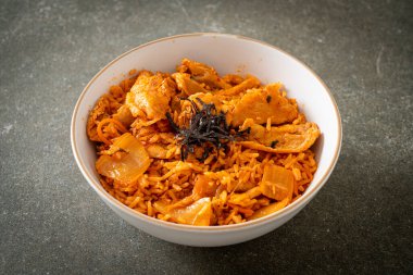 Kore usulü domuz dilimlenmiş kimchi pilavı.