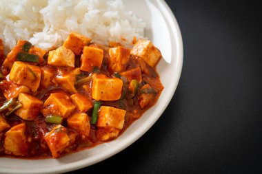 Mapo Tofu - Geleneksel Sichuan yemeği ipek tofu ve kıyma, acı biber yağı ve Sichuan biberleri ile doldurulmuş mala tadında - Asya yemek tarzı