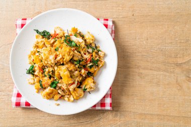 Tayland fesleğeni ve biberli sahanda yumurta Asya usulü.