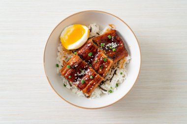 Yılan balığı pirinç kasesi veya unagi pirinç kasesi - Japon yemek tarzı.