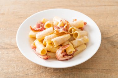 Beyaz soslu ve pastırmalı ev yapımı spagetti rigatoni makarna. İtalyan usulü.