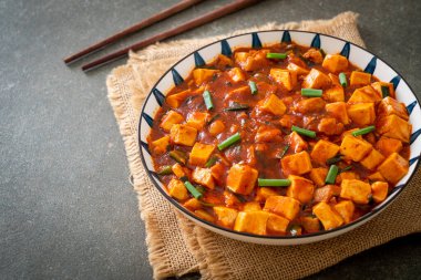 Mapo Tofu - Geleneksel Sichuan yemeği ipek tofu ve kıyma, acı biber yağı ve Sichuan biberleri ile doldurulmuş mala tadında - Asya yemek tarzı