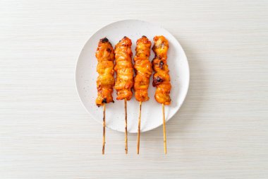 Izakaya usulü ızgara tavuk şiş yakitori servis edilir. Asya usulü.