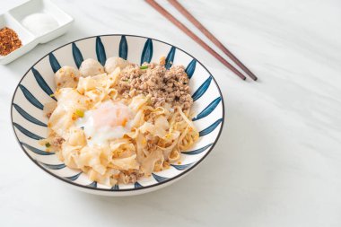 Kurutulmuş baharatlı erişte, kıymalı domuz eti, köfte ve yumurta Asya usulü.