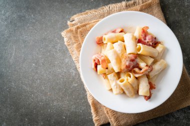 Beyaz soslu ve pastırmalı ev yapımı spagetti rigatoni makarna. İtalyan usulü.