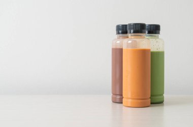 Çikolata, Tayland sütlü çay ve plastik şişede yeşil çay.