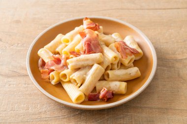 Beyaz soslu ve pastırmalı ev yapımı spagetti rigatoni makarna. İtalyan usulü.