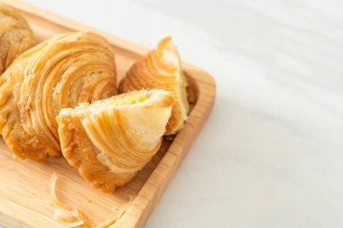 Körili puf böreği. Tahta tabakta doldurulmuş fasulye.