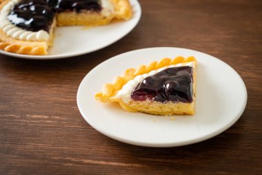 Lezzetli yaban mersinli turta beyaz tabakta