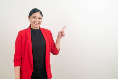 Beyaz arka planda el işaretli Asyalı kadın portresi