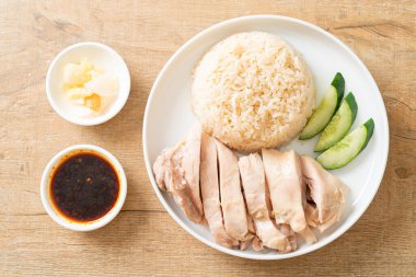 Tavuklu pilav ya da tavuk çorbası ile buğulanmış pirinç - Asya yemeği tarzı.