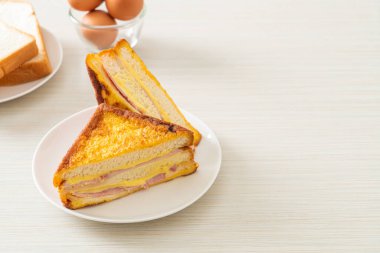 Beyaz tabakta ev yapımı jambonlu peynir.