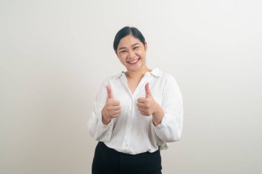 Beyaz arka planı olan Asyalı kadın portresi