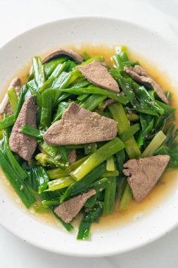 Domuz ciğeri ile karıştırılmış soğan kökü - Asya usulü.