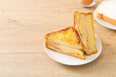 Beyaz tabakta ev yapımı jambonlu peynir.