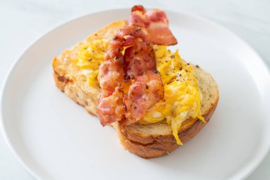 Çırpılmış yumurta ve domuz pastırmalı ekmek.