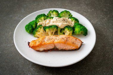 Brokolili ızgara somon bifteği. Sağlıklı yemek tarzı.