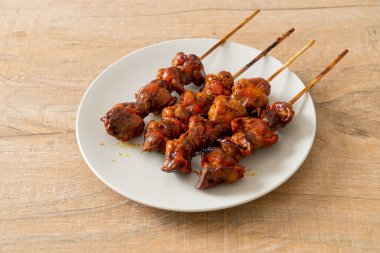 Izakaya usulü ızgara tavuk şiş yakitori servis edilir. Asya usulü.