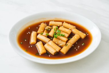 Baharatlı Jjajang Tteokbokki veya baharatlı siyah fasulye soslu Kore pirinç keki - Kore yemeği tarzı