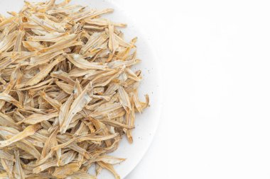 Beyaz arka planda izole edilmiş kuru ve çıtır çıtır fırın balığı.