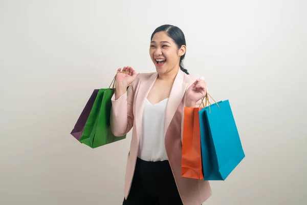 Mulher Asiática Segurando Saco Compras Mão Com Fundo Branco — Fotografia de Stock