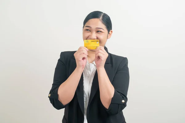 Portret Aziatische Vrouw Holding Credit Card Met Witte Achtergrond — Stockfoto