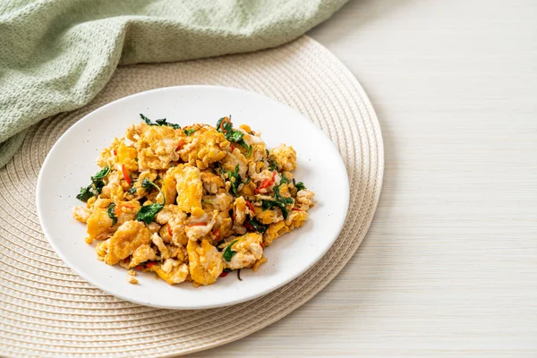 Tayland fesleğeni ve biberli sahanda yumurta Asya usulü.