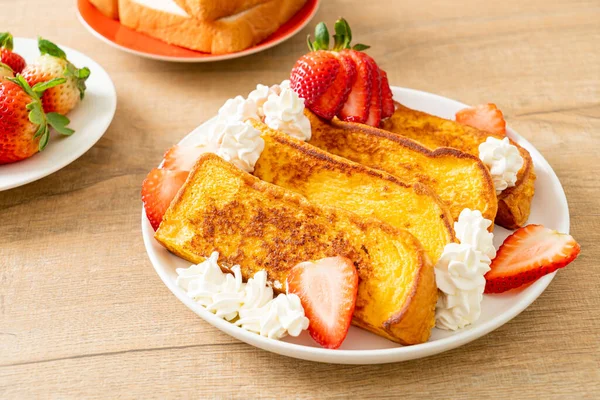 Hausgemachter Französischer Toast Mit Frischen Erdbeeren Und Schlagsahne — Stockfoto