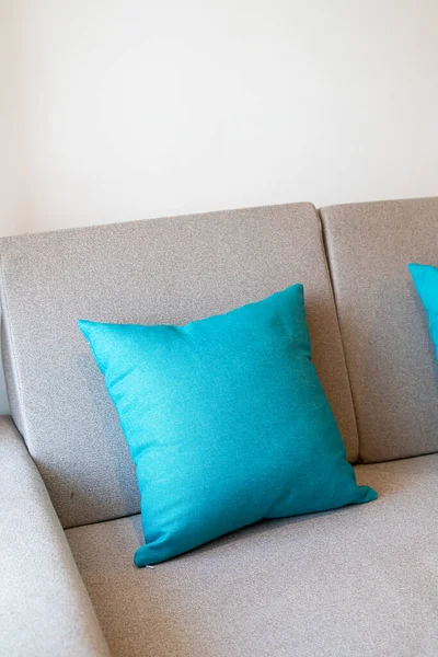 客厅沙发上舒适的枕头装饰 — 图库照片
