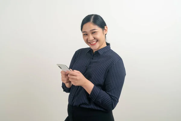 Aziatische Vrouw Met Behulp Van Smartphone Mobiele Telefoon Witte Achtergrond — Stockfoto