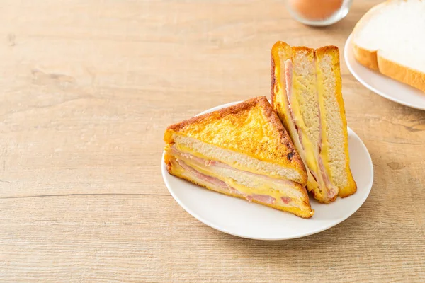 Beyaz tabakta ev yapımı jambonlu peynir.