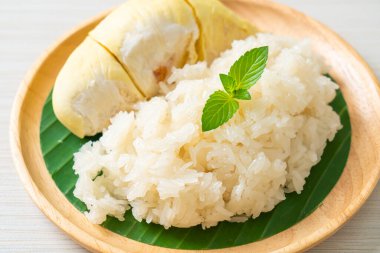 Yapışkan pirinçli Durian - sarı fasulyeli tatlı Durian kabuğu, hindistan cevizi sütüyle pişirilmiş olgun Durian pirinci - Asya Tayland tatlı yaz tropikal meyvesi